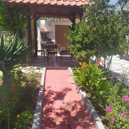 Chrissa's Place - A Unique House With Garden And Bbq *