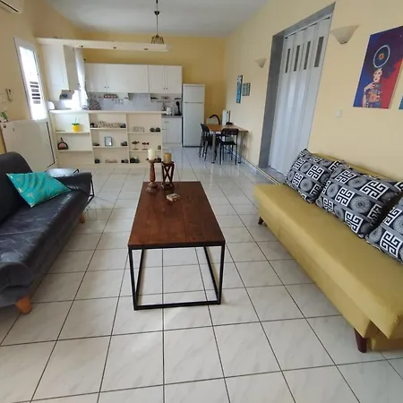 Chrissa's Place - A Unique House With Garden And Bbq